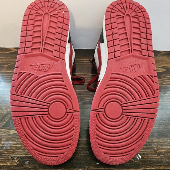 Nike Air Jordan 1 Gym Red - Picture 4 of 4